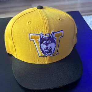 Yellow and Black Cap with Washington Huskies new era fitted size 7 1/8